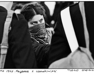 Foto-Tano-DAmico-Ragazza-e-carabinieri-Roma-1977_