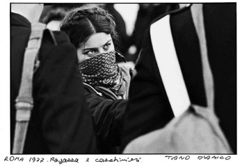 Foto-Tano-DAmico-Ragazza-e-carabinieri-Roma-1977_